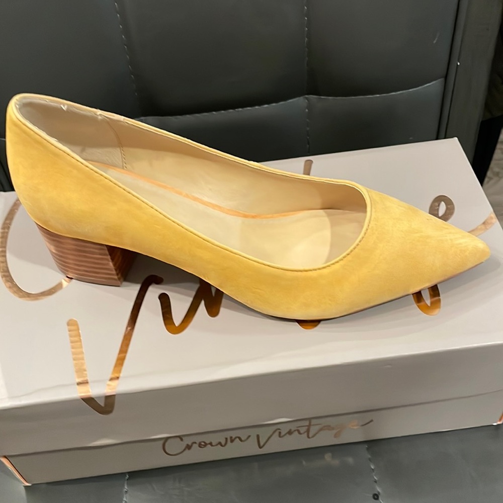 Suede pump